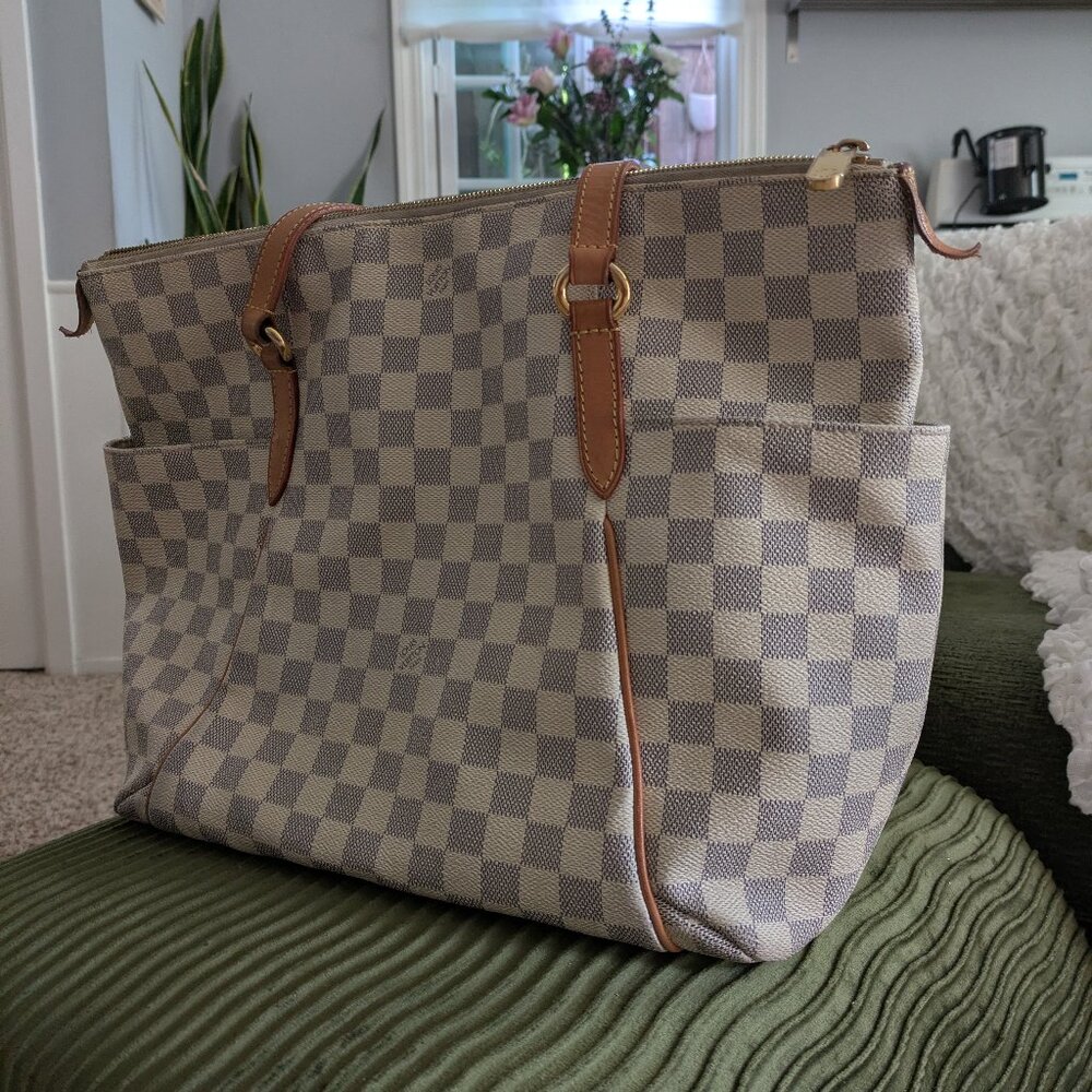 Louis Vuitton: Azur Damier Totally MM